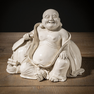 <b>Figur des sitzenden Hotei aus Porzellan mit feinmaschig craquelierter Glasur</b>