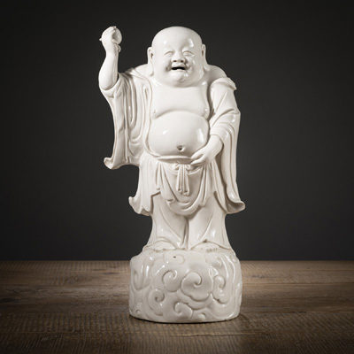 <b>Seltene Figur des stehenden Budai, einen Pfirsich in der erhobenen rechten haltend</b>