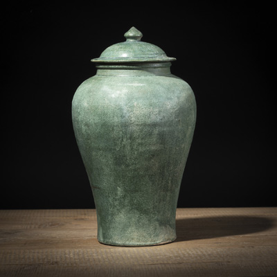 <b>Grün glasierte Deckelvase aus Tonware im Ming-Stil</b>