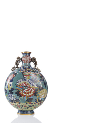 <b>Große Cloisonné-Pilgerflasche mit polychromem Phoenix-Dekor und Drachen-Handhaben aus Bronze</b>
