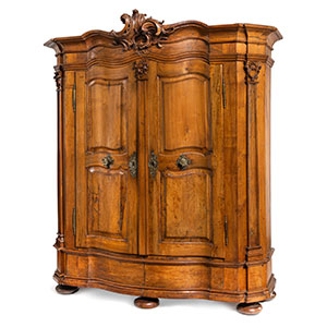 moebel-barocker-schrank-zweituerig-nussbaum-geschnitzt-messingbeschlaege