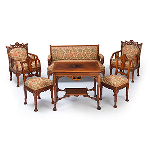 tisch-mit-stuehlen-sitzgruppe-moebel-holz-wohnzimmer