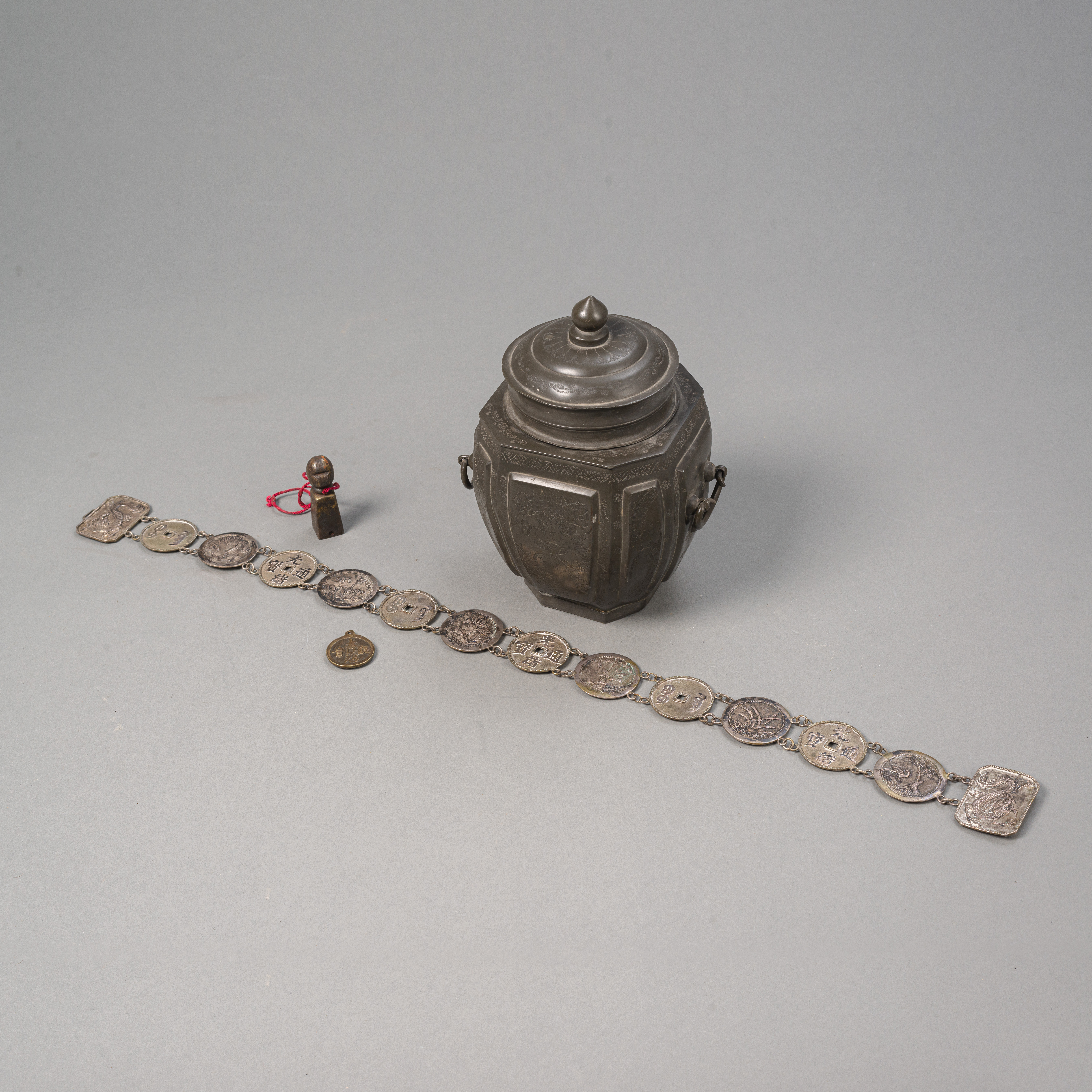 Zinn-Deckeldose, Münzen-Silberblechgürtel, Medaillon-Anhänger und Siegel