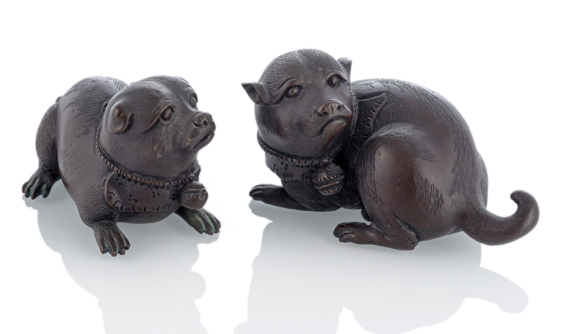 Zwei Bronze-Okimono von Hunden
