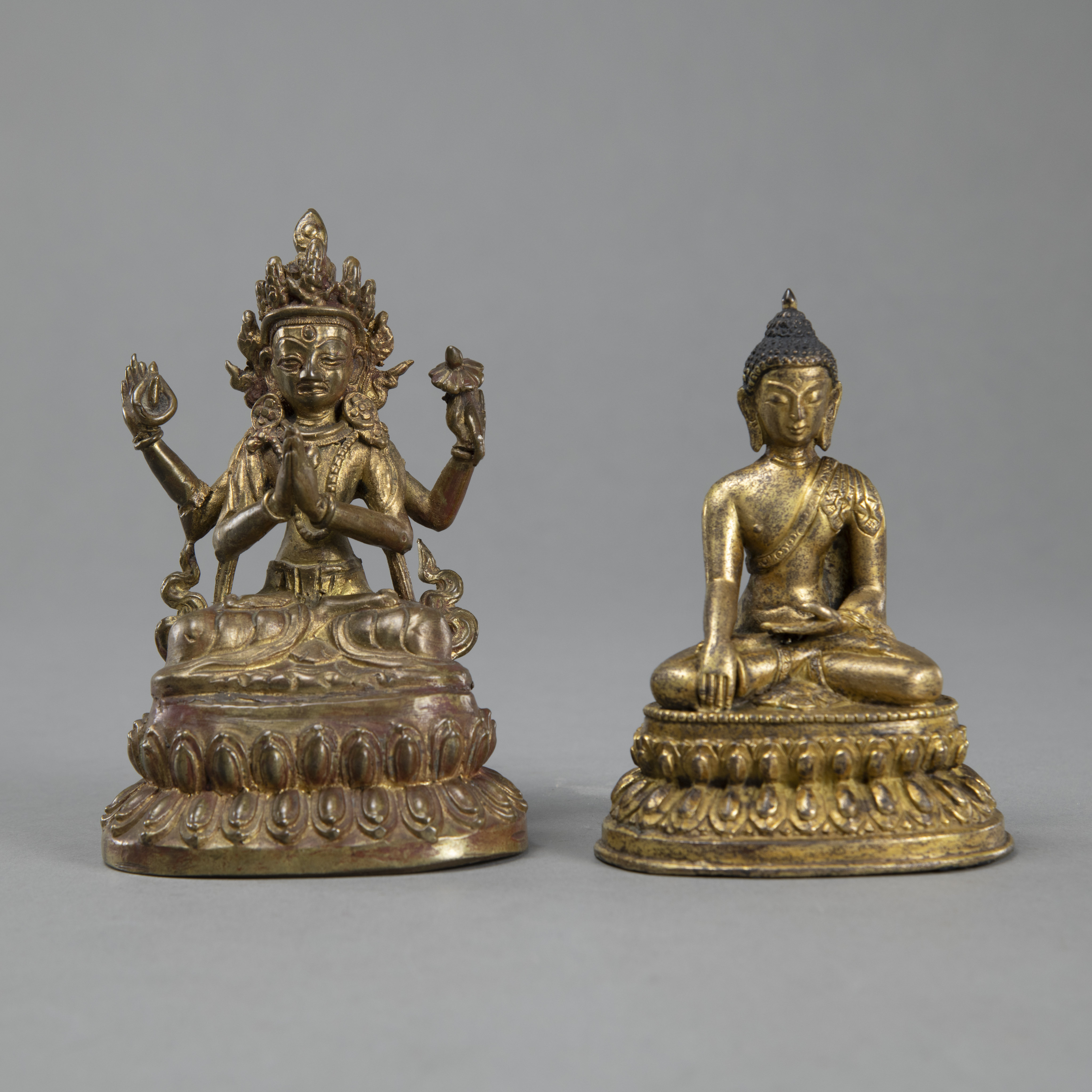 Vergoldete Bronzefigur des sitzenden Buddha Shakyamuni und Bronzefigur des...