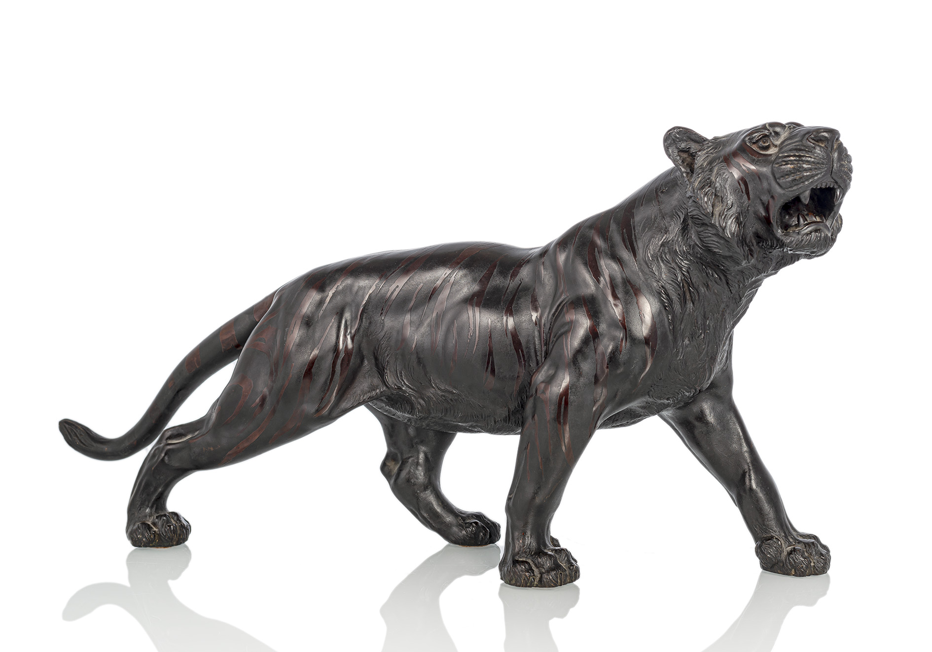 Bronze eines schreitenden Tigers