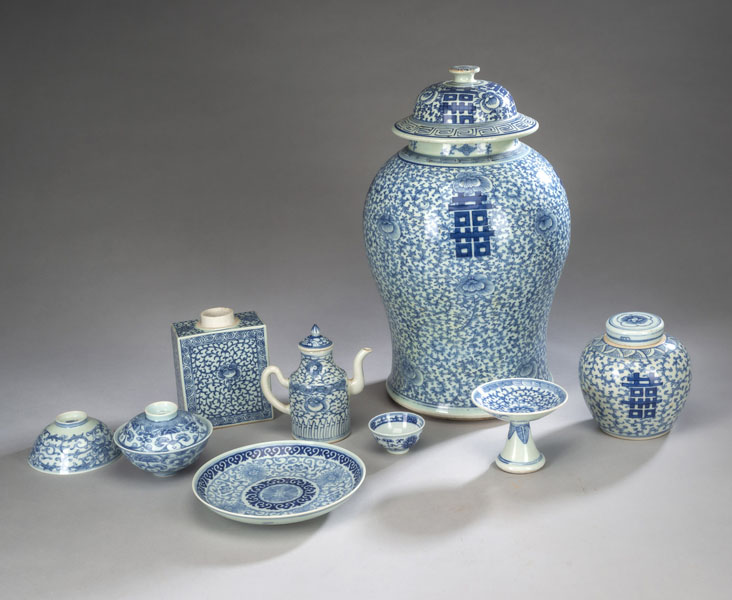 <b>Neun unterglasurblau dekorierte Porzellane mit floralem Rankwerk, Blüten und teils mit Shou-Charakter, u.a. Vasen und Schalen</b>