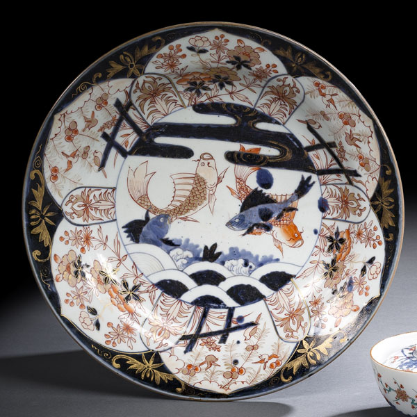 <b>Teller aus Porzellan mit Dekor von Koi-Karpfen in einem Teich umgeben von floralen Motiven in den Farben der Imari-Palette</b>