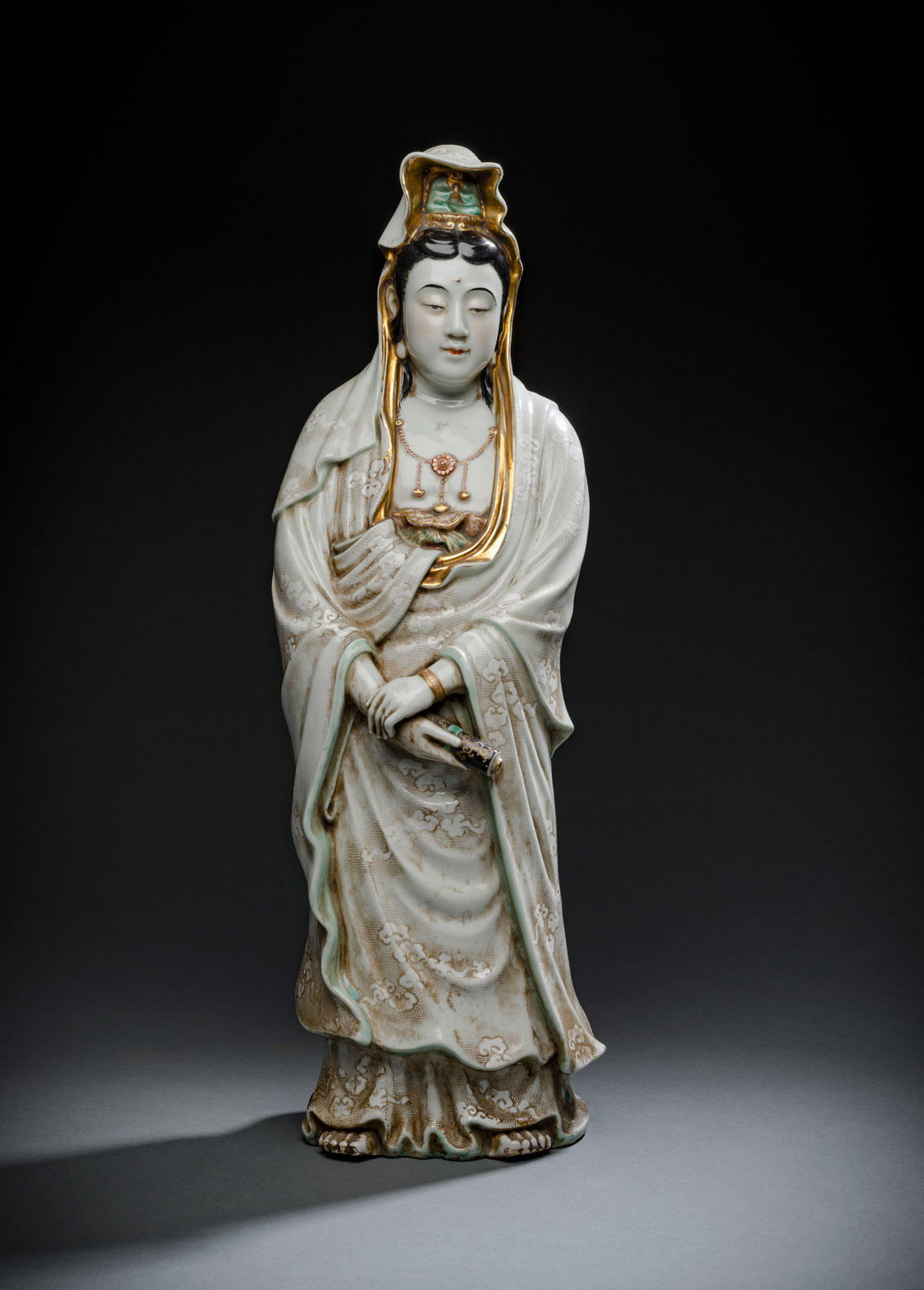 <b>Figur des Kannon aus Porzellan, teils in Gold dekoriert</b>