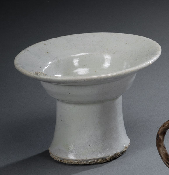 <b>A LIGHT GREY GLAZED STEMBOWL</b>