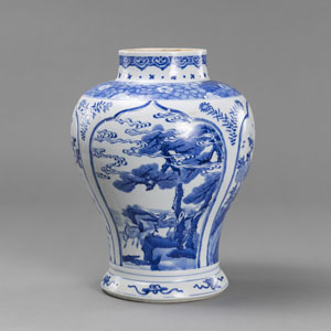 <b>A BLUE AND WHITE CRANE AND DEER BALUSTER PORCELAIN VASE</b>