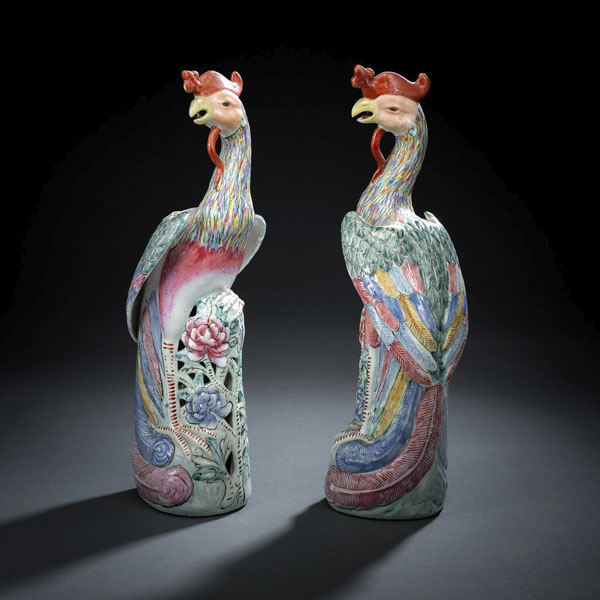 <b>Polychrom dekoriertes Paar Phönixe auf Pfingstrosen stehend aus Porzellan von Jin Yunyan (1904-1986)</b>