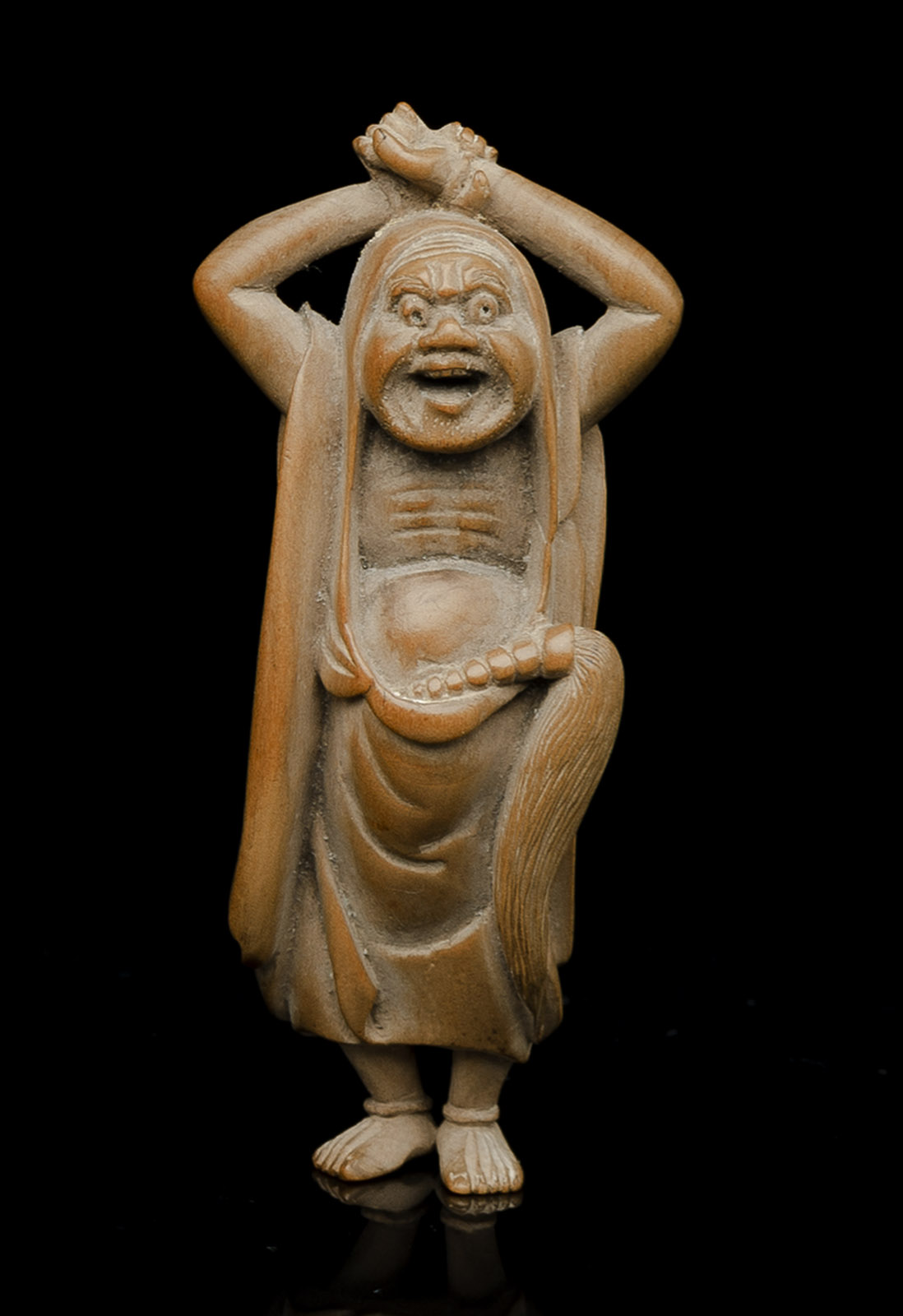<b>Netsuke des stehenden, lachenden Daruma aus Holz mit Hossu-Wedel</b>