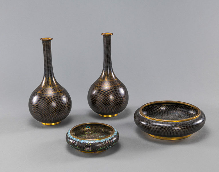 <b>Gruppe von zwei Cloisonné-Vasen und zwei Schalen</b>