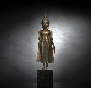 <b>Stehender Buddha Shakyamuni aus Bronze auf einem Holzstand</b>