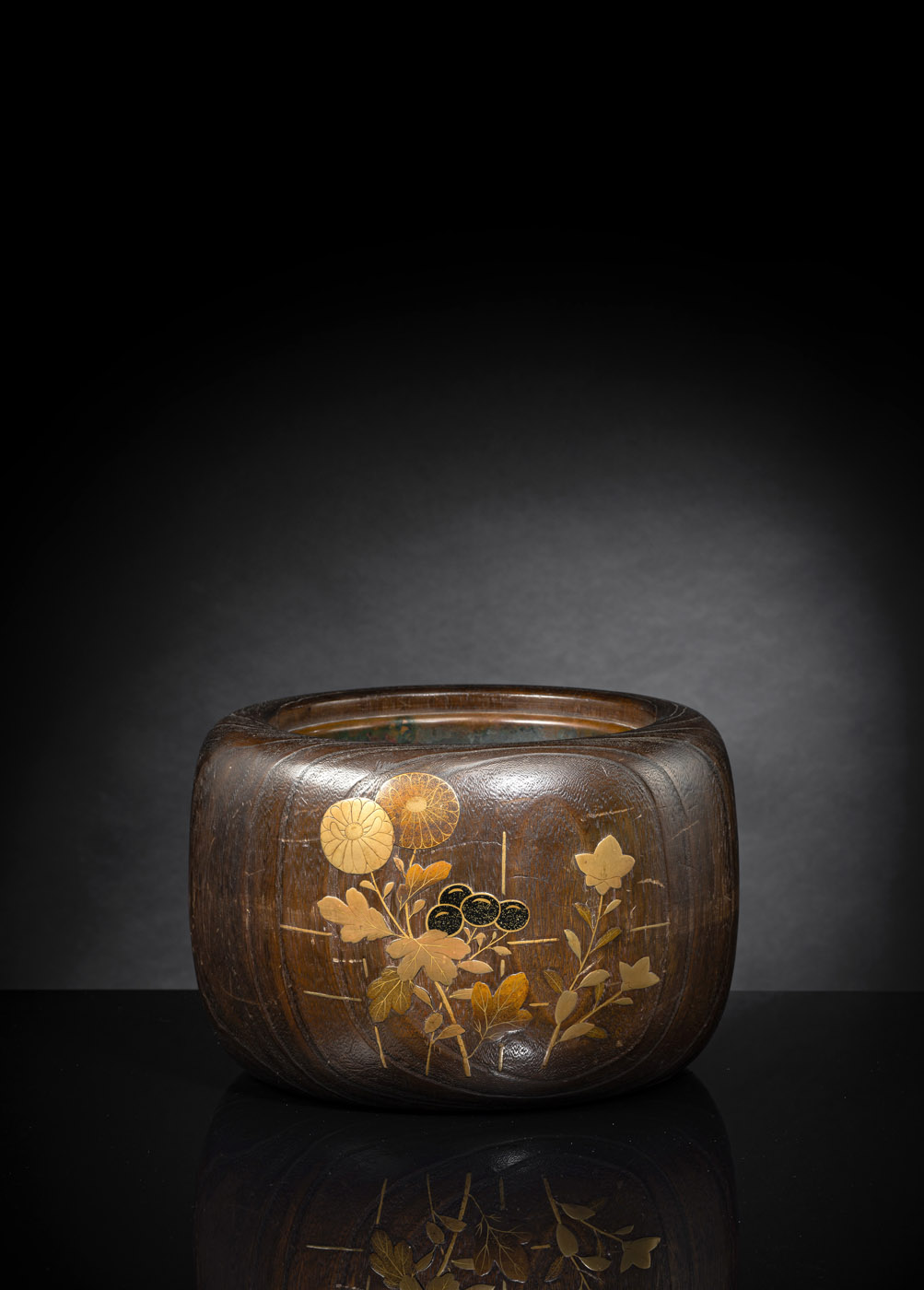 <b>Hibachi mit Herbstblüten aus Keyaki-Holz, gebürstet mit Goldlack. Innen Einsatz aus Kupferblech</b>