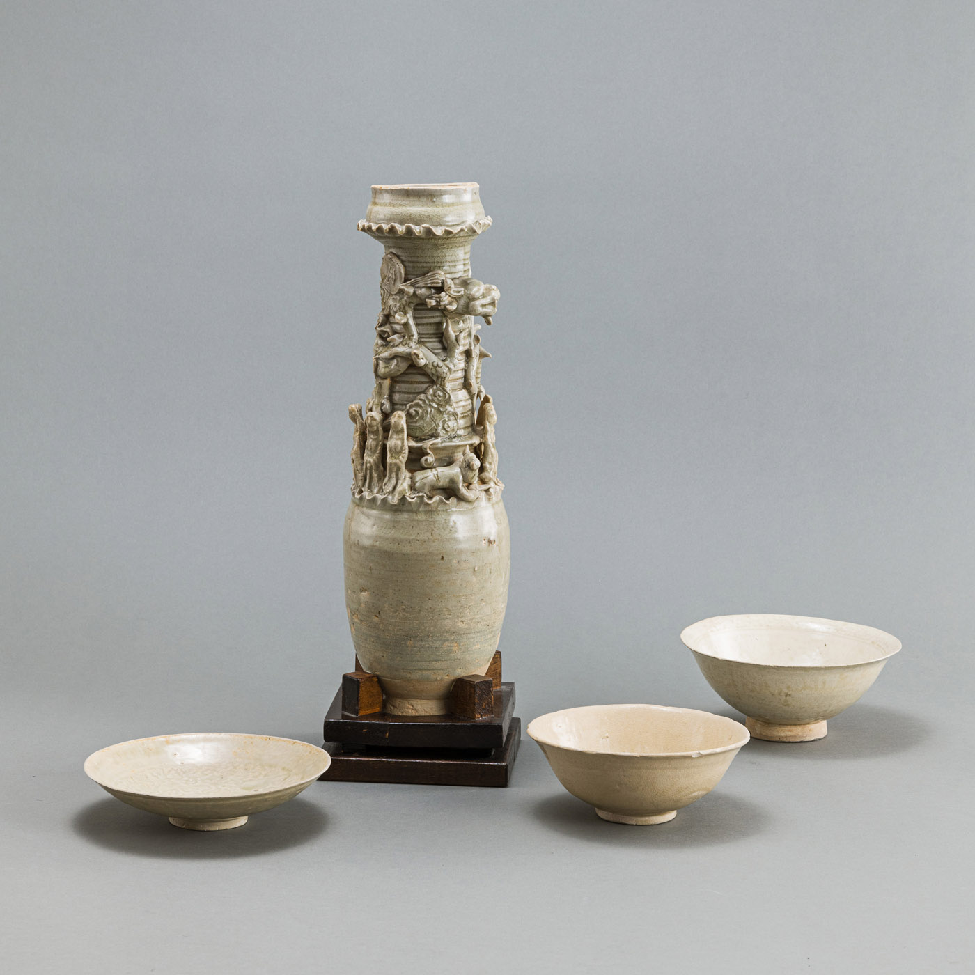 <b>Urnenvase und drei teils floral dekorierte Keramikschalen</b>