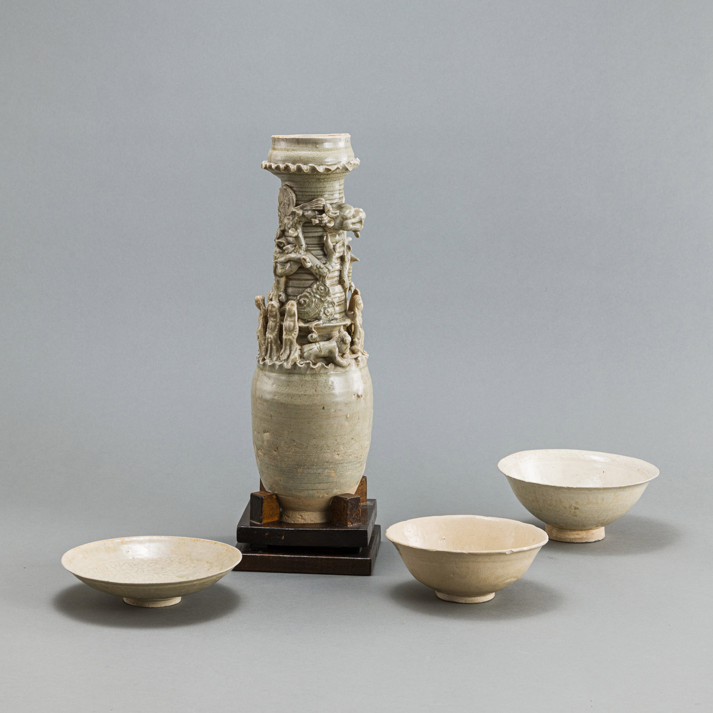 <b>A CERAMIC FUNERARY URN AND THREE BOWLS</b>