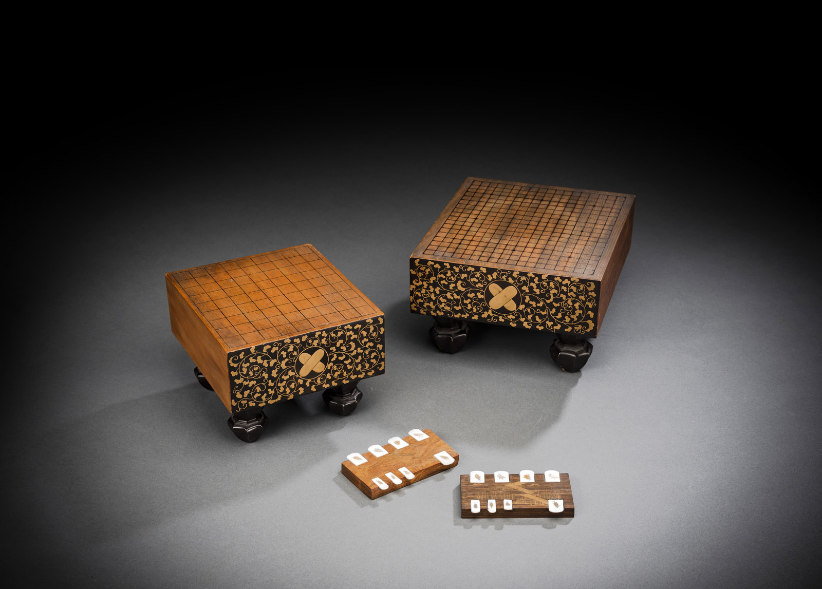 <b>Zwei Go-Tische aus Holz und zwei Whist-Spielstandzähler mit Shibayama-Einlagen</b>