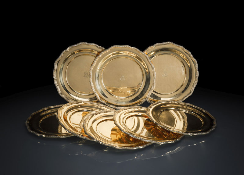 <b>A FINE SET OF EIGHT FRENCH SILVER-GILT DINNER PLATES</b>