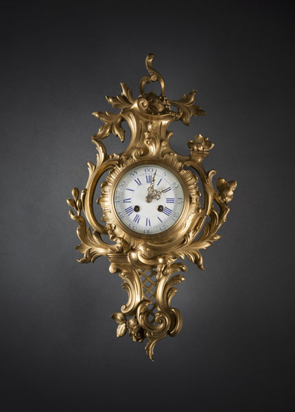 <b>Of Louis XV style. Gilt bronze, white enamel dial with Roman numerals, Arabic minutes and decorated hands. Parisian movement with a 8 day going, half-hour striking on bell, spring suspension of the pendulum. Rest. Running not checked.</b>