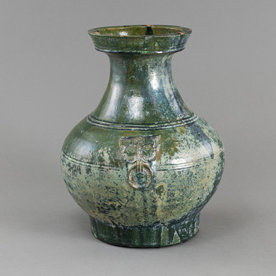 <b>Grün glasierte 'Hu'-Vase aus Keramik mit seitlichen Masken-Handhaben</b>