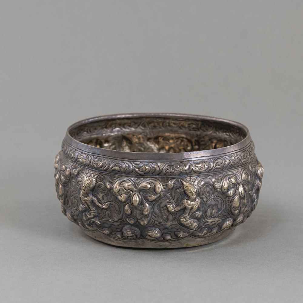 <b>A REPOUSSÉ FIGURAL SILVER BOWL</b>