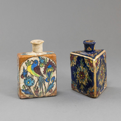 <b>Zwei Keramik-Flaschenvase mit polychromem Dekor von Blumen und Fischen</b>