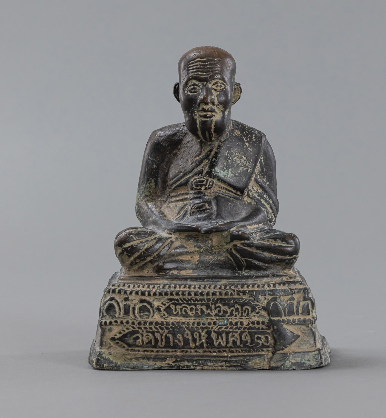 <b>Bronze eines sitzenden Mönches mit Inschrift am Sockel</b>
