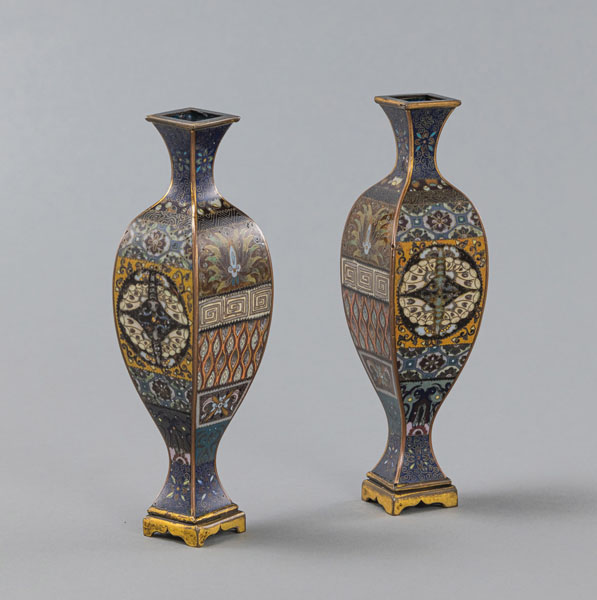 <b>Paar Cloisonné-Vasen in Balusterform auf Stände montiert</b>