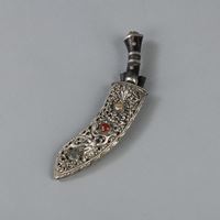 <b>A DAGGER AND TWO SMALL KNIVES IN GEMSTONE-INLAID SHEATH</b>