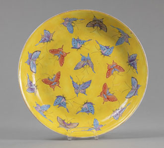 <b>A YELLOW-GROUND FAMILLE ROSE BUTTERFLIES PLATE</b>