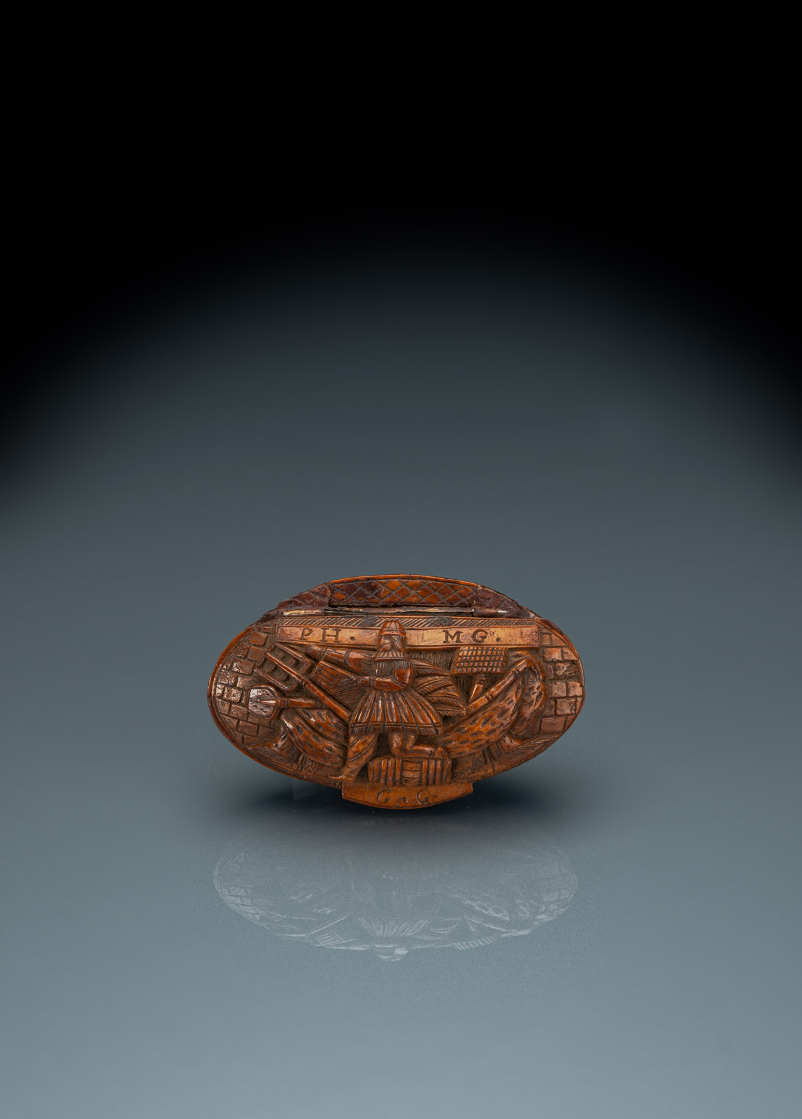 <b>A FRECH RELIEF CARVED COQUILLA NUT SNUFF BOX</b>