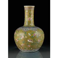 <b>A yellow-ground 'famille rose' porcelain vase</b>