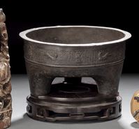 <b>A BRONZE TRIPOD CENSER IN ARCHAIC STYLE WITH WOOD STAND</b>