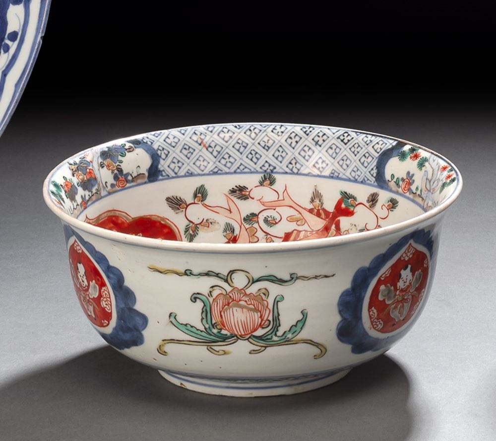 <b>A BOWL IN IMARI-STYLE WITH FLOWERS AND MEDAILLONS</b>