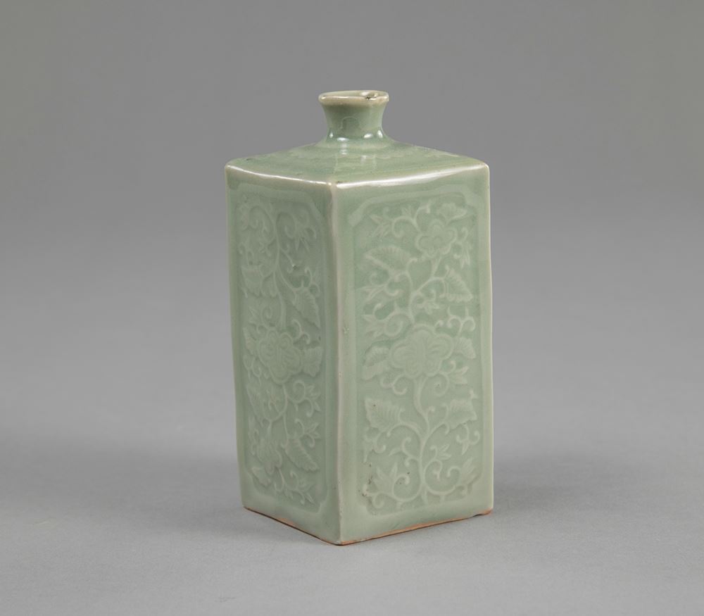 <b>A SQUARE CELADON TOKKURI SAKE BOTTLE</b>