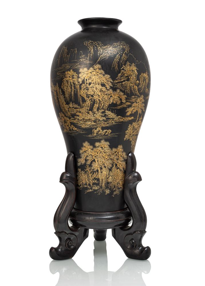<b>A GILT-PAINTED BLACK LACQUER VASE ON CARVED WOOD STAND</b>