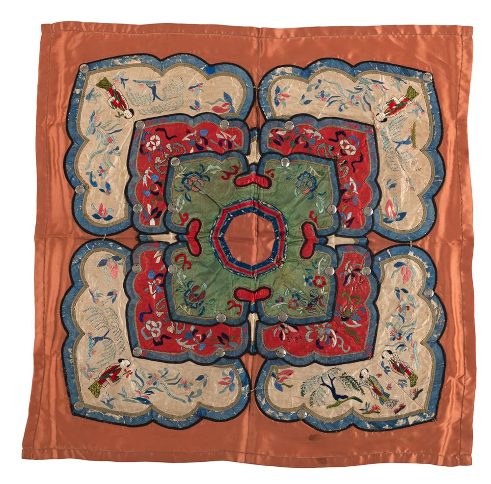 <b>AN EMBROIDERED SILK CHILDREN'S ROBE COLLAR</b>