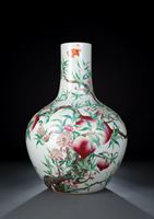 <b>'Nine Peaches'-Vase mit 'Famille rose'-Dekor aus Porzellan</b>
