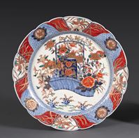 <b>A FLORAL-SHAPED PORCELAIN IMARI DISH</b>