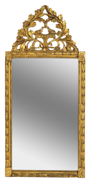 The rectangulare plate within a carved frame, decorated with flower heads and acanthus, surmounted by a pierced, foliate carved clasp with bird decoration. Gilding retouched. Later mirror glass.