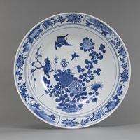 <b>A BLUE AND WHITE FLOWERS AND BIRDS PORCELAIN BASIN</b>
