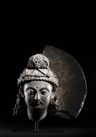 <b>Feiner und großer Kopf eines Bodhisattva aus Schiefer auf einen Stand montiert</b>