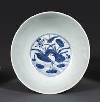 <b>A BLUE AND WHITE BOWL WITH A MEDAILLON OF AN EGRET AND LOTUS</b>