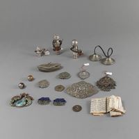 <b>A GROUP OF METAL AND SILVER WORKS, E.G. CYMBALS AND SEALS</b>