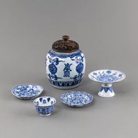 <b>A GROUP OF FIVE UNDERGLAZE BLUE PORCELAIN PIECES: A GINGER POT WITH A WOODEN LID, A FOOTED DISH, A CUP AND TWO SMALL DISHES</b>