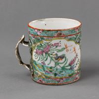 <b>A FAMILLE ROSE HANDLED DUCKS CUP</b>