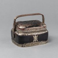 <b>A SILVERED-METAL-FITTED HANDWARMER</b>