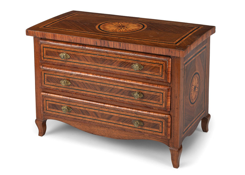 The rectangular body on 4 feet with three front drawers, floral rosette marquetry. Rest., damages due to age, minor losses.